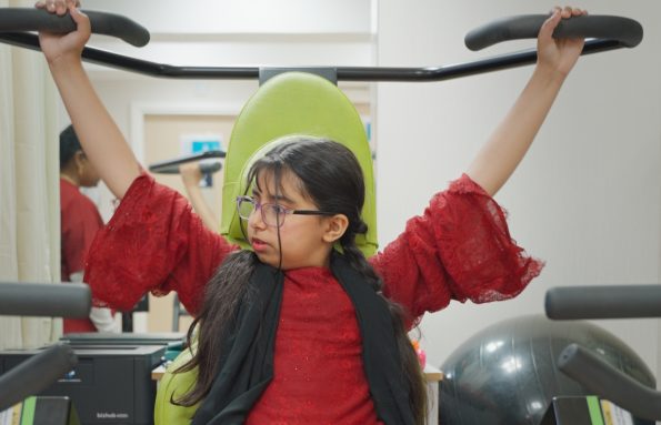 “أستطيع فعل أي شيء”: طفلة إماراتية عمرها 10 سنوات تستعيد قدرتها على اللعب بعد علاج طبيعي مكثف
